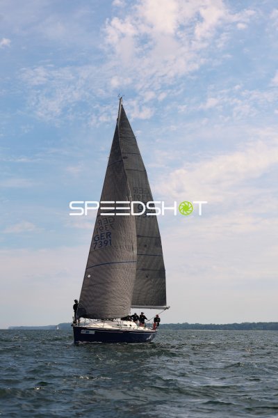 Segelboot mit Regatta-Segel im Hafen Eckernförde