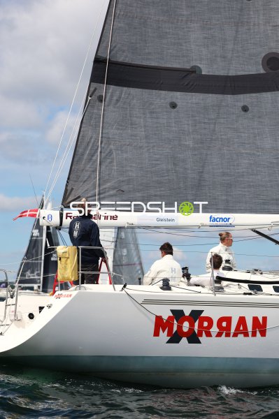 Segelboot Morgan X mit Crew im Hafen Eckernförde