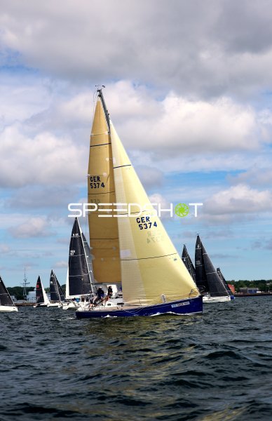 Segelboot GER 5374 im Wettkampf auf der Förde