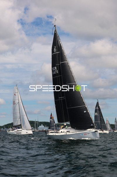 Segelregatta im Hafen Eckernförde mit mehreren Yachten unter Segeln