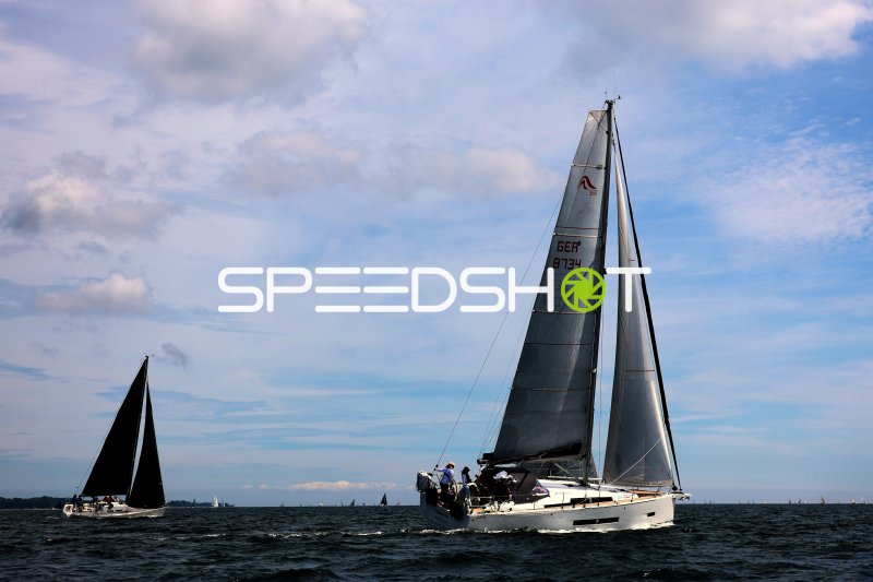 Segelregatta im Hafen Eckernförde mit zwei Yachten im Wettkampf