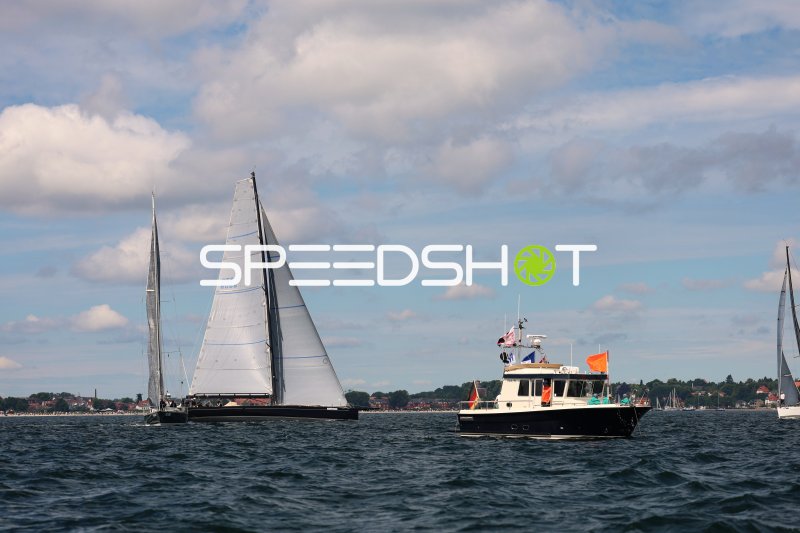 Segelregatta im Hafen Eckernförde mit Begleitboot