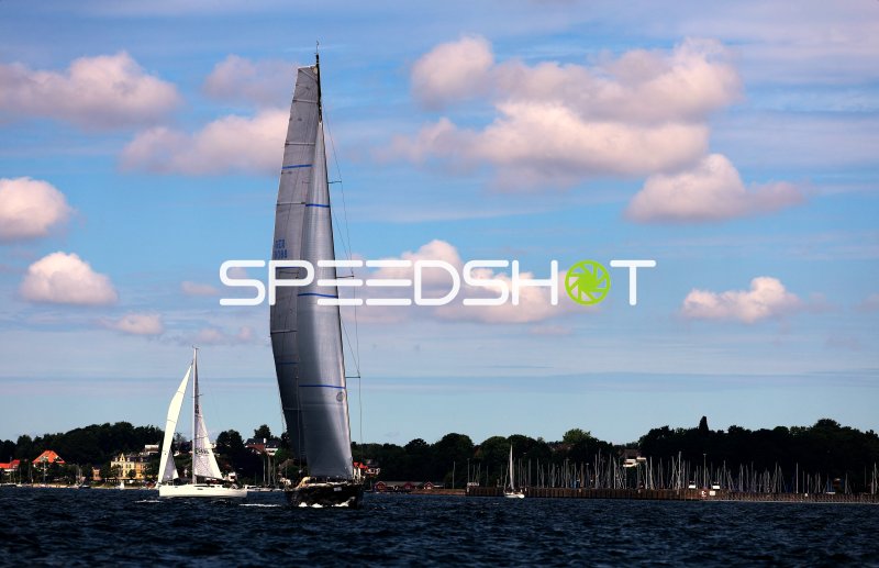 Segelregatta im Hafen Eckernförde mit zwei Yachten unter Segel