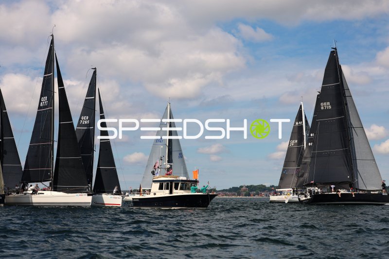 Segelregatta im Hafen Eckernförde mit mehreren Yachten unter Segeln