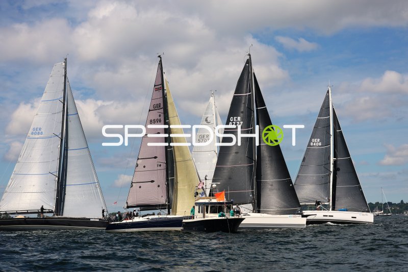 Segelregatta im Hafen Eckernförde mit fünf Yachten