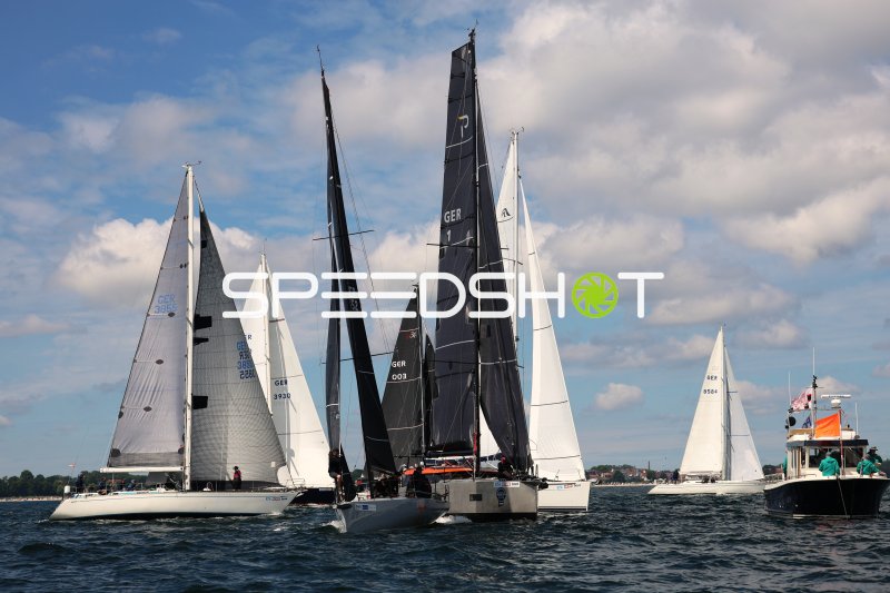 Segelregatta im Hafen Eckernförde mit mehreren Yachten