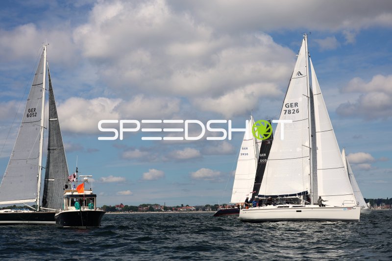 Segelregatta im Hafen Eckernförde mit drei Yachten