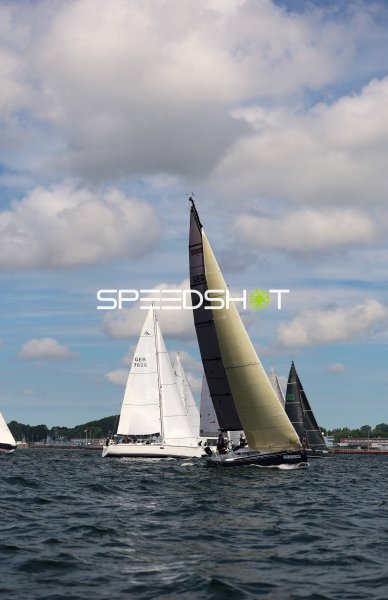 Segelregatta im Hafen Eckernförde mit mehreren Yachten