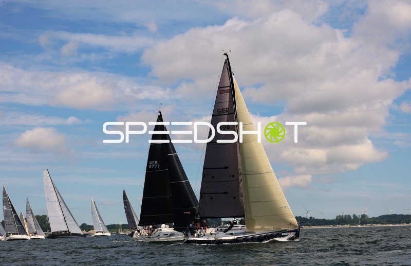 Segelregatta im Hafen Eckernförde mit mehreren Yachten