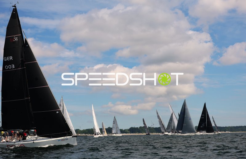 Segelregatta im Hafen Eckernförde mit mehreren Booten im Wettkampf