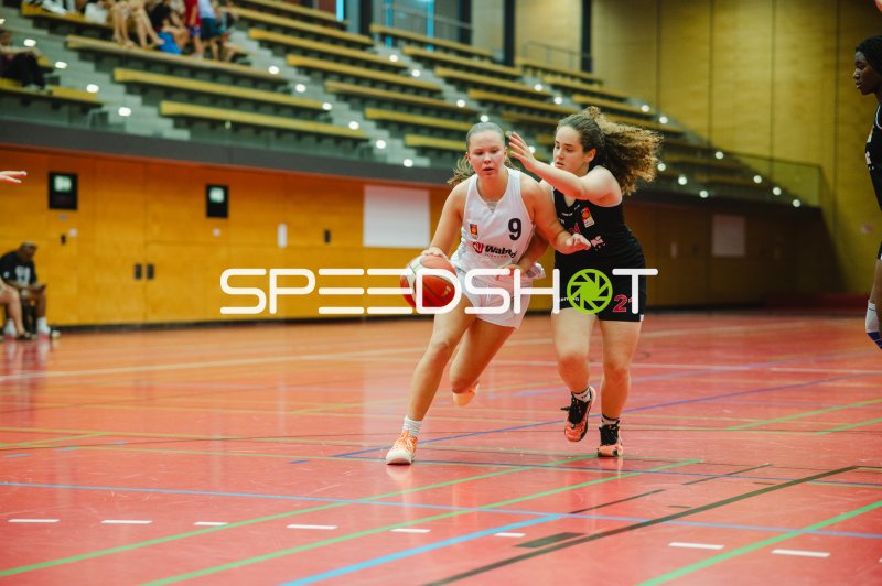 S Reinike (#9; Metropolitain Girls) im Zweikampf gegen B Mullabazi (#21; TG Neuss Junior Tigers)