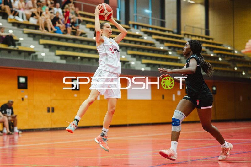 Spielerin (Metropolitain Girls) springt zum Wurf gegen M Sy (#1; TG Neuss Junior Tigers)