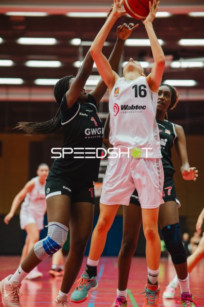 L. Kaschuba (#16; Metropolitain Girls) im Zweikampf um den Ball