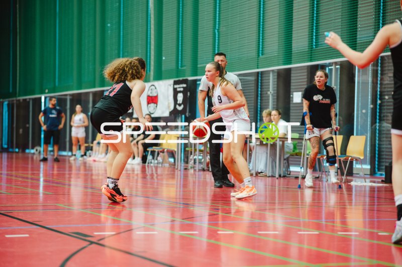 S Reinike (#9; Metropolitain Girls) im Dribbling gegen TG Neuss Junior Tigers