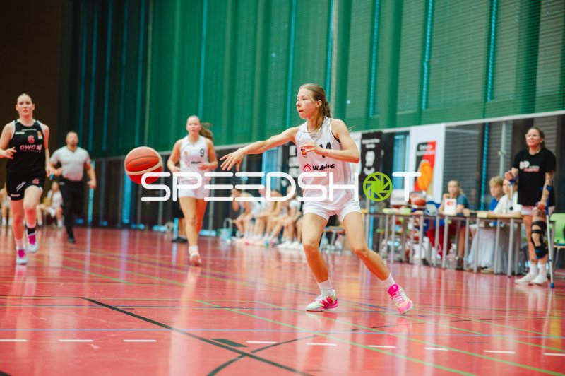 E. Wiesmann (#14; Metropolitain Girls) beim Pass in der Vestischen Arena