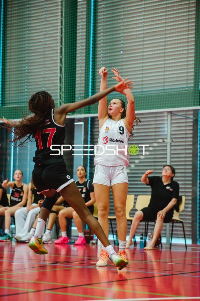 S Reinike (#9; Metropolitain Girls) beim Wurfversuch gegen F Kourouma (#17; TG Neuss Junior Tigers)