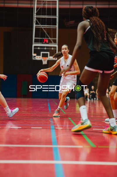 Spielerin der Metropolitain Girls dribbelt durch die Abwehr der Junior Tigers