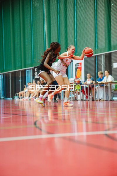 F Kourouma (#17; TG Neuss Junior Tigers) im Zweikampf um den Ball