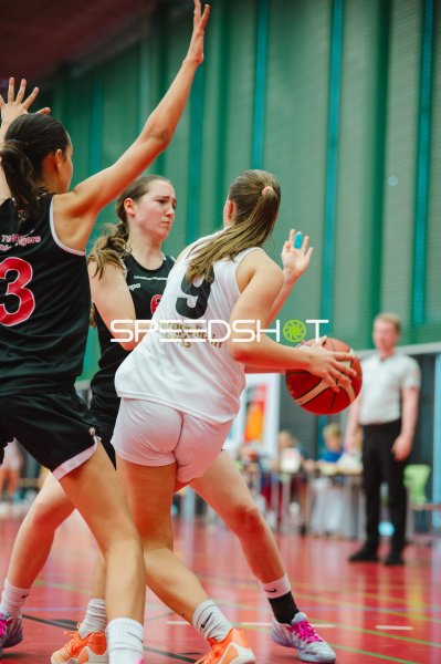 S Reinike (#9; Metropolitain Girls) im Zweikampf gegen TG Neuss Junior Tigers
