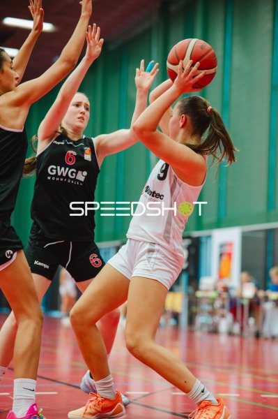S Reinike (#9; Metropolitain Girls) im Wurf gegen F Krings (#6; TG Neuss Junior Tigers)
