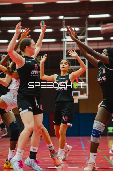 L. Montesdeoca Russi (#10; TG Neuss Junior Tigers) im Angriff gegen Metropolitain Girls