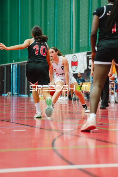 J Gils (#6; Metropolitain Girls) im Defensiv-Zweikampf gegen L Montesdeoca Russi (#10; TG Neuss Junior Tigers)