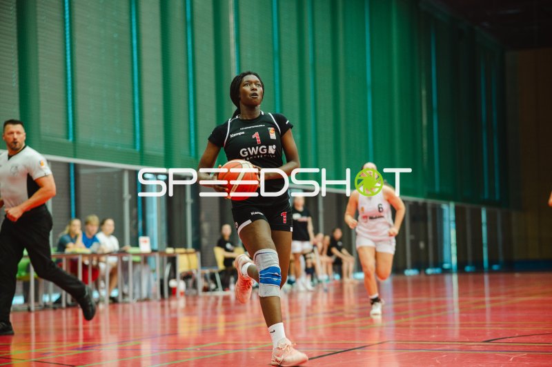 M Sy (#1; TG Neuss Junior Tigers) mit Ball beim Angriff