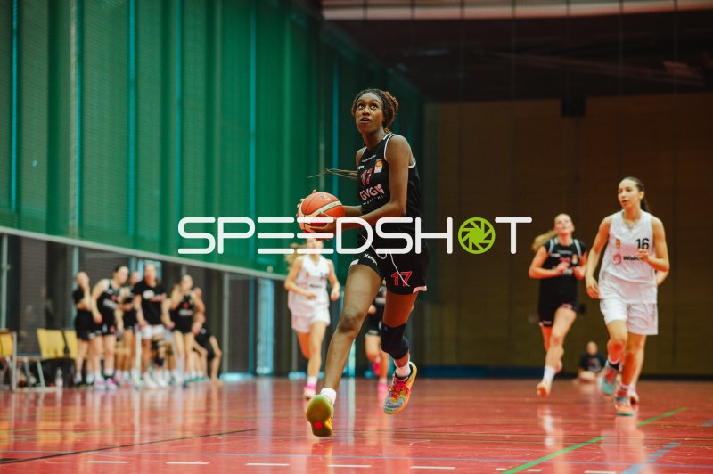 F Kourouma (#17; TG Neuss Junior Tigers) mit Ball beim Angriff