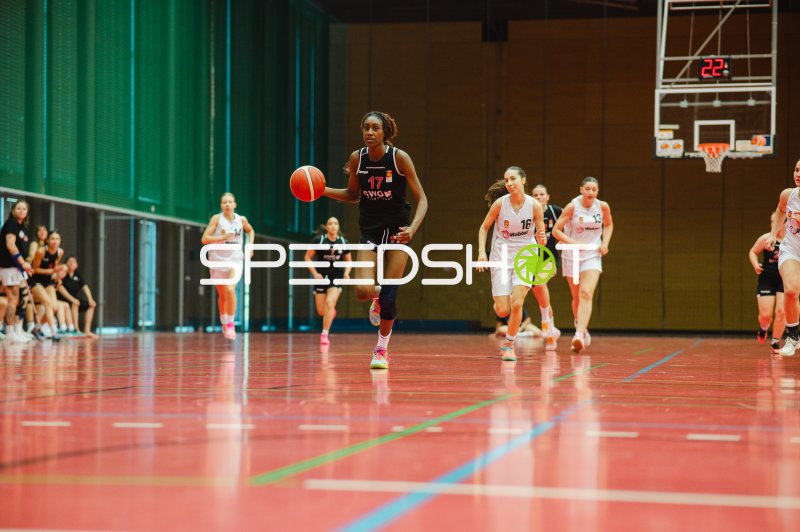 F Kourouma (#17; TG Neuss Junior Tigers) treibt den Ball voran