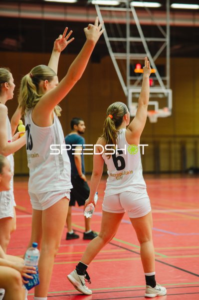 J Gils (#6; Metropolitain Girls) mit erhobenen Armen in der Vestischen Arena