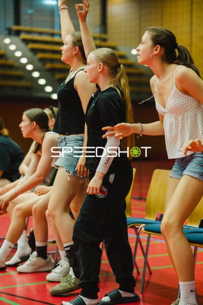 Metropolitain Girls-Betreuerin und Fans verfolgen das Spiel von der Seitenlinie