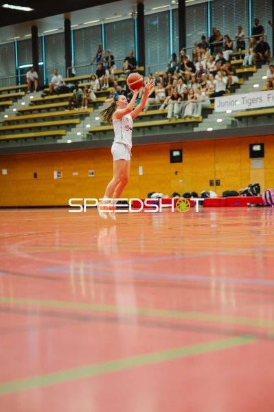 Spielerin der Metropolitain Girls beim Sprungwurf in der Vestischen Arena