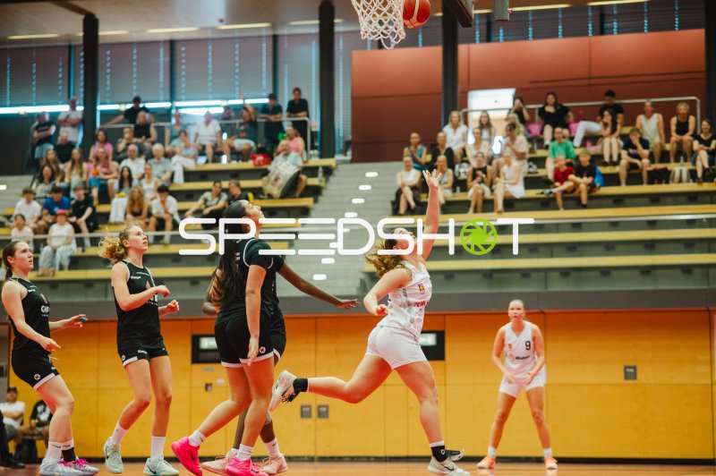 Metropolitain Girls Spielerin beim Korbleger gegen TG Neuss Junior Tigers