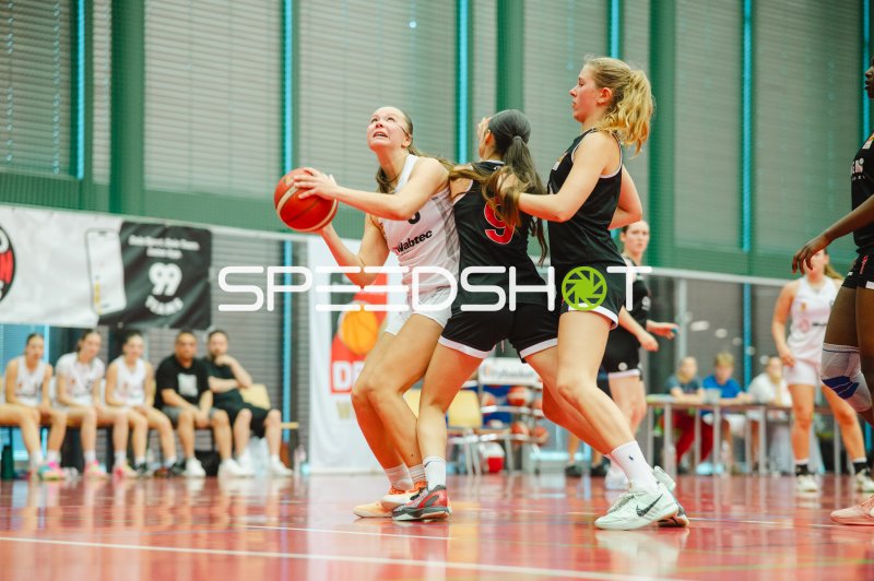 Metropolitain Girls-Spielerin im Zweikampf gegen TG Neuss Junior Tigers