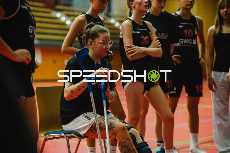 Verletzte Spielerin der TG Neuss Junior Tigers mit Krücken am Spielfeldrand