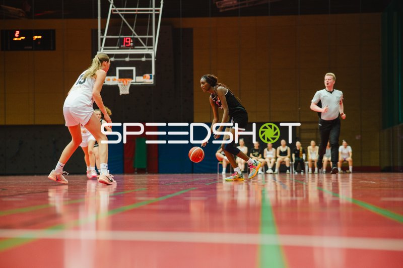 TG Neuss Junior Tigers beim Dribbling gegen Metropolitain Girls
