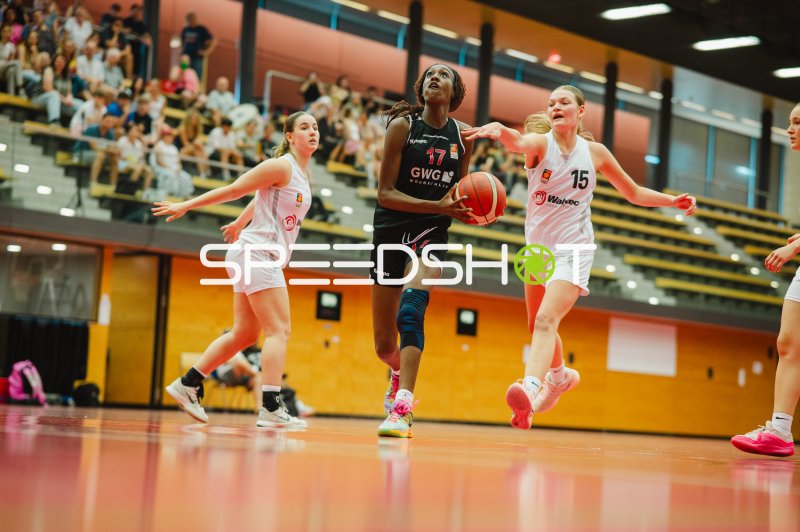 F. Kourouma (#17; TG Neuss Junior Tigers) zieht zum Korb
