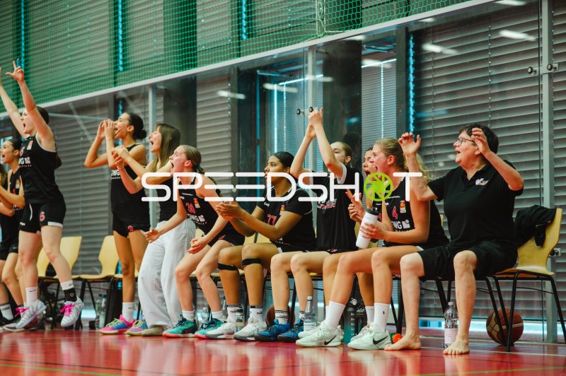 TG Neuss Junior Tigers Bank fiebert mit beim Spiel in Recklinghausen