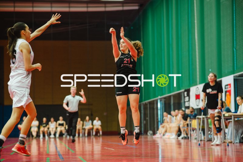 B. Mullabazi (#21; TG Neuss Junior Tigers) beim Sprungwurf