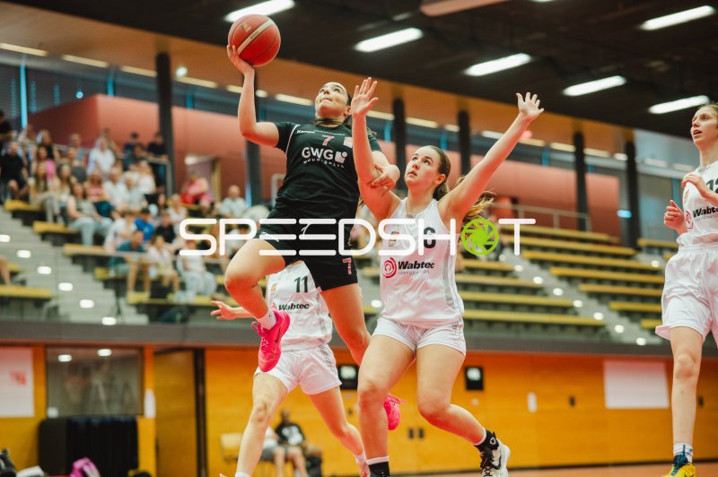 A. Avcu (#7; TG Neuss Junior Tigers) zieht zum Korbleger