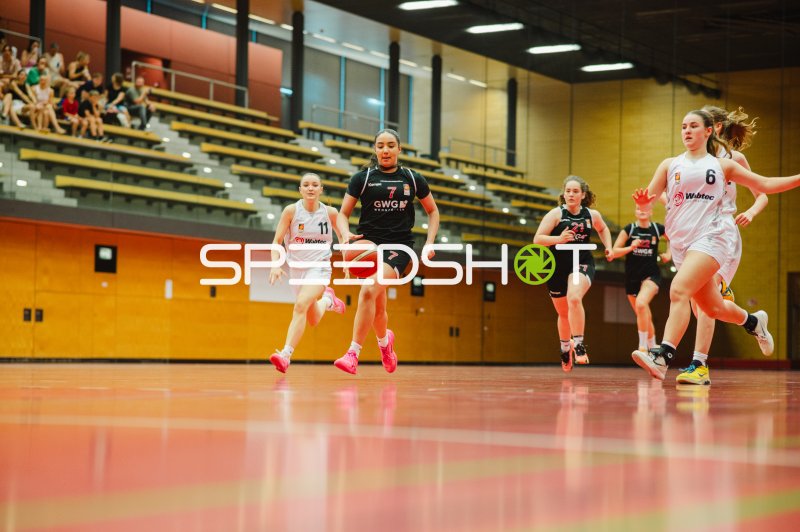 A. Avcu (#7; TG Neuss Junior Tigers) im Fastbreak gegen Metropolitain Girls
