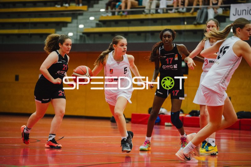 M Scheffler (#5; Metropolitain Girls) dribbelt durch die Neuss-Abwehr