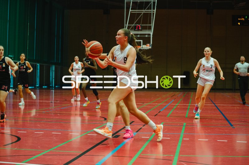 S Reinike (#9; Metropolitain Girls) beim Korbwurf-Anlauf