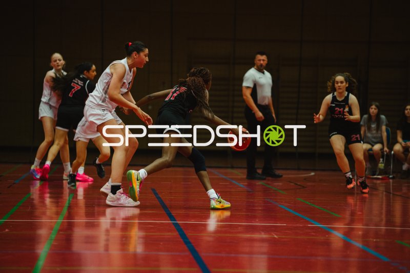 Zweikampf um den Ball zwischen Metropolitain Girls und TG Neuss Junior Tigers