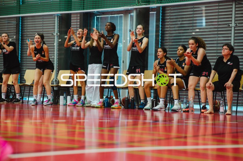 TG Neuss Junior Tigers Bank fiebert mit beim Spiel in Recklinghausen