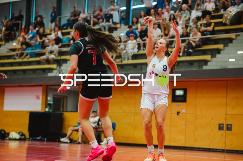 S Reinike (#9; Metropolitain Girls) beim Wurfversuch gegen TG Neuss Junior Tigers