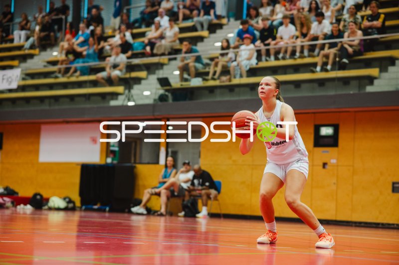 Spielerin der Metropolitain Girls beim Wurfversuch in der Vestischen Arena