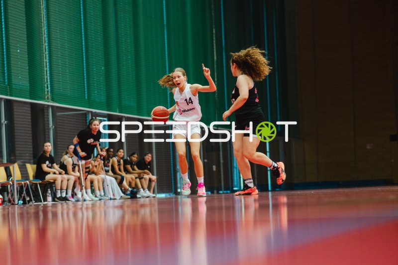 E. Wiesmann (#14; Metropolitain Girls) dribbelt gegen TG Neuss Junior Tigers