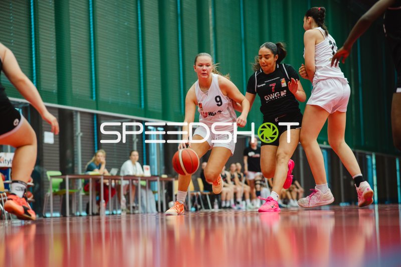 S Reinike (#9; Metropolitain Girls) beim Dribbling gegen A Avcu (#7; TG Neuss Junior Tigers)