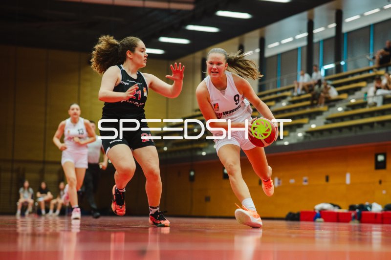 S Reinike (#9; Metropolitain Girls) dribbelt gegen B Mullabazi (#21; TG Neuss Junior Tigers)